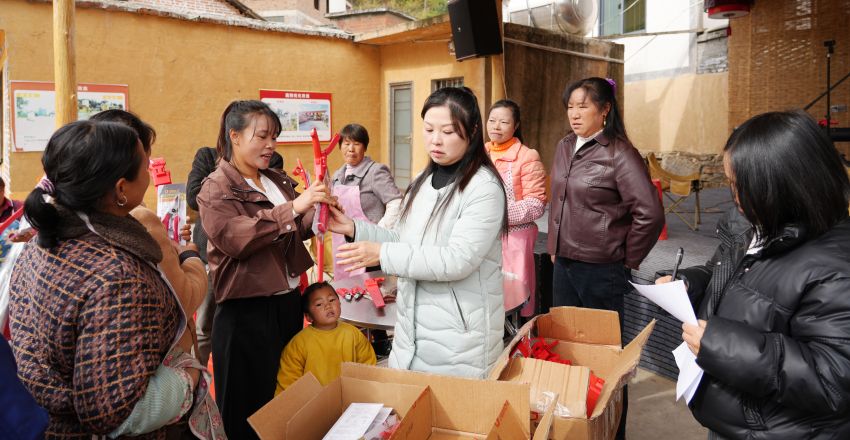 <a href=//www.hp-dv.com target=_blank class=infotextkey>毕节</a>市林业局林业技术推广站向该社区捐赠剪枝工具