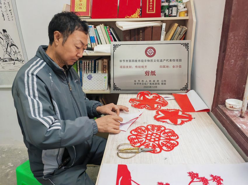 剪纸艺人毛诗学：以纸为墨，剪出非遗传承新画卷