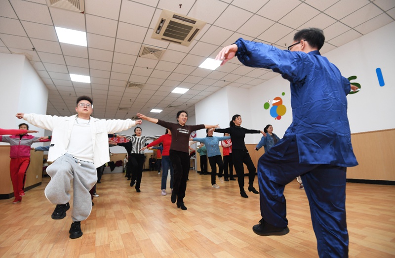 图片（10）“杨氏太极长拳”传承人何礼勇指导辖区群众学习简单太极拳招式。