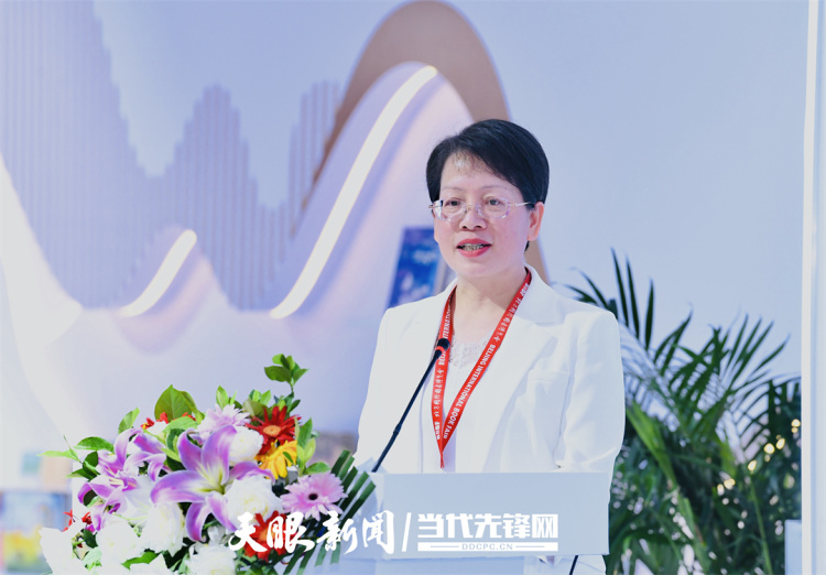 贵州蜡染珍藏版图书开启国际传播之旅