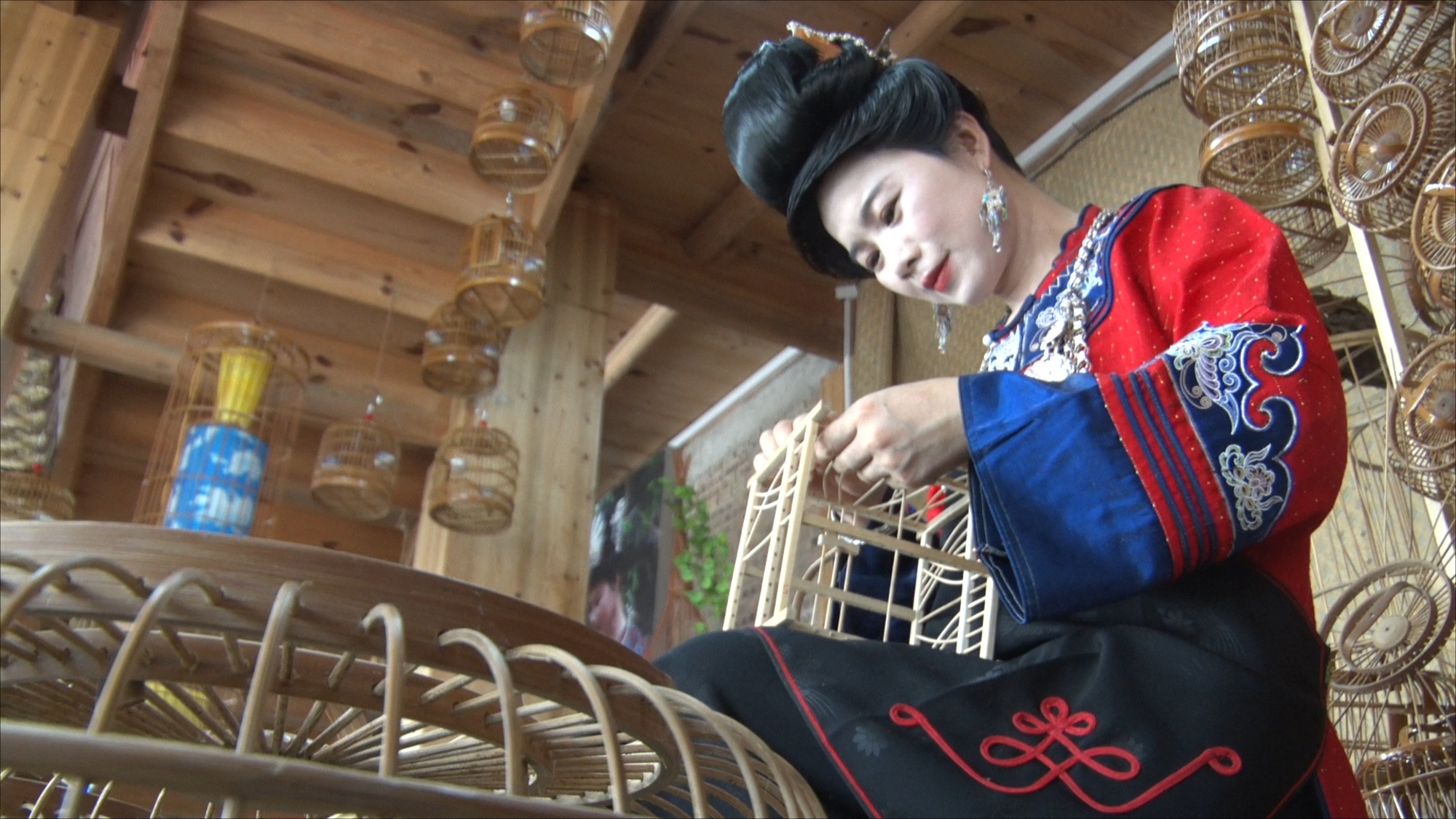 传统非遗焕发新光彩 贵州丹寨：蜡染布上生花 鸟笼架间藏艺