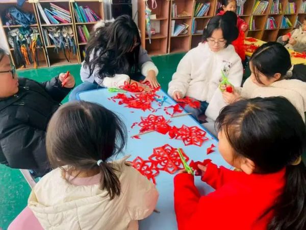 感受非遗魅力！兴园社区儿童近距离体验剪纸