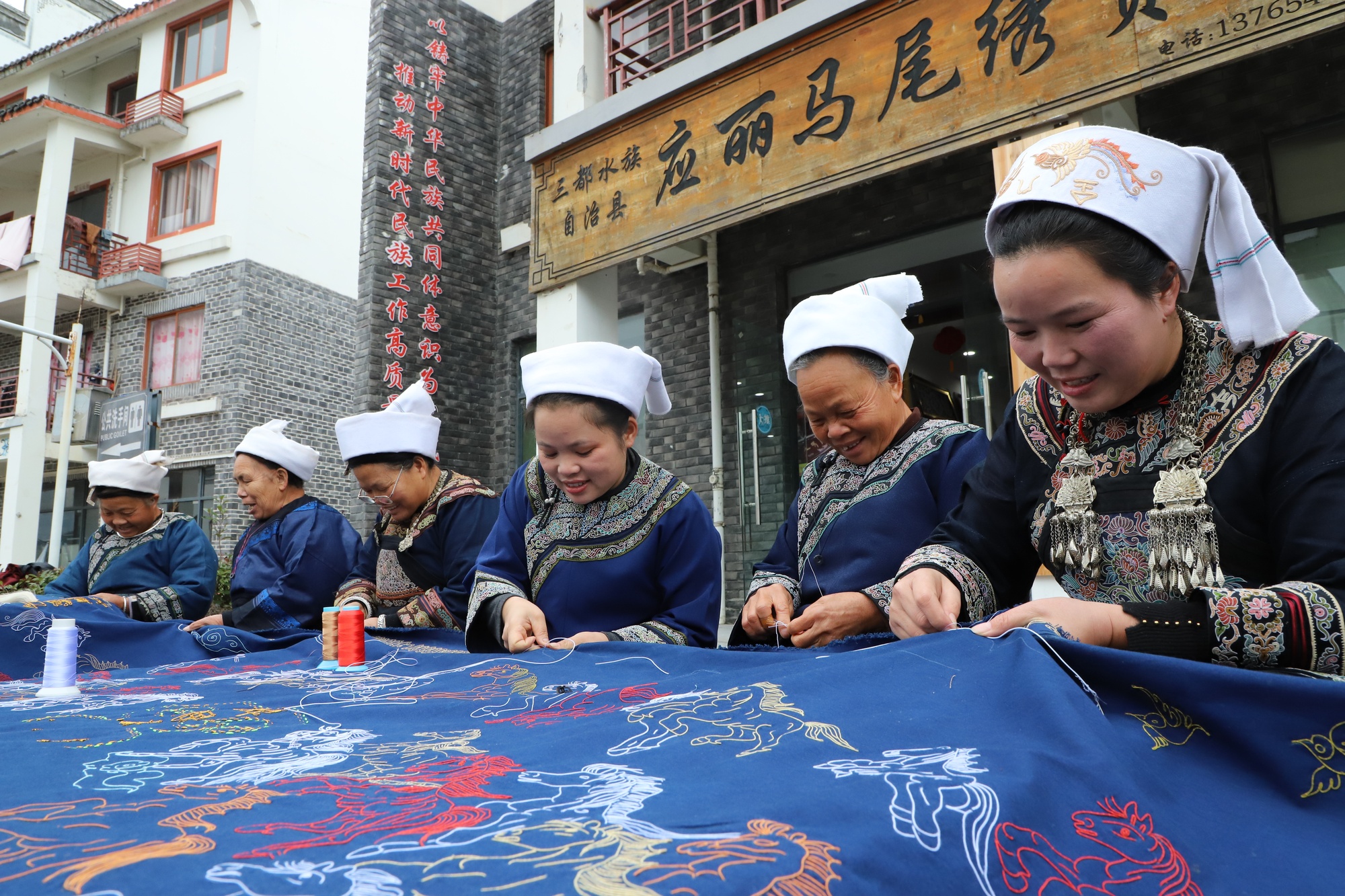 贵州三都：马尾绣娘绣“马”送祝福