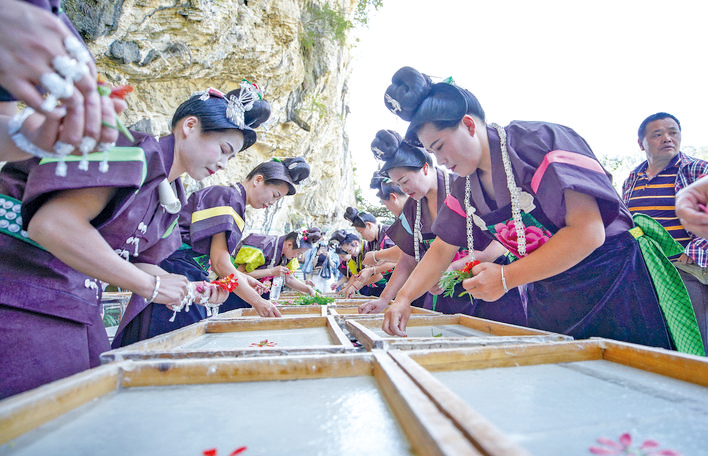 石桥村村民在参加花草纸制作比赛。
