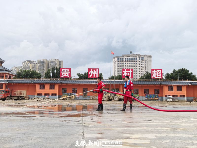 浊浪中的守护者：黔东南洪灾里的温暖微光