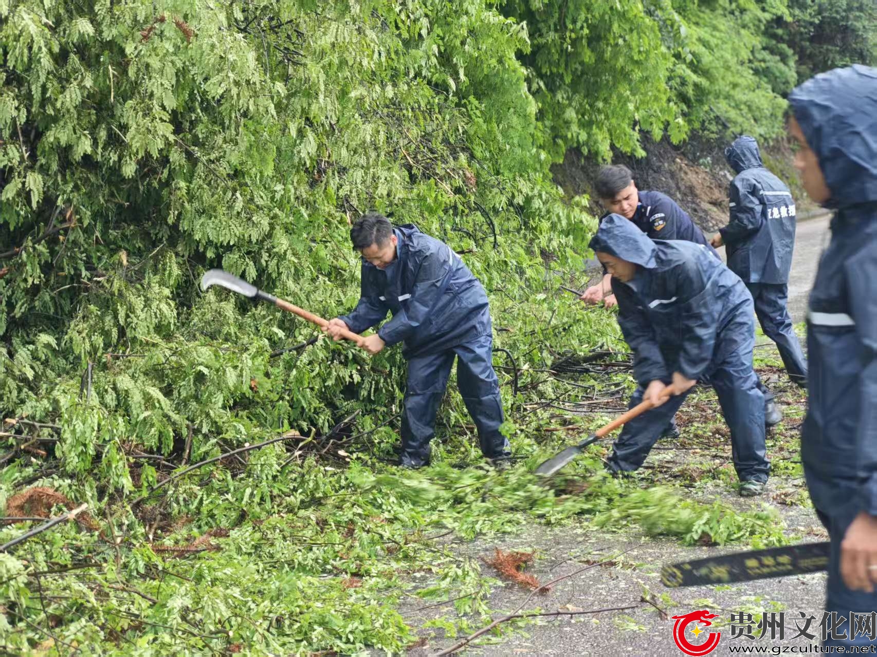 黎平县中潮镇：双线作战保畅通 雨中冲锋显担当