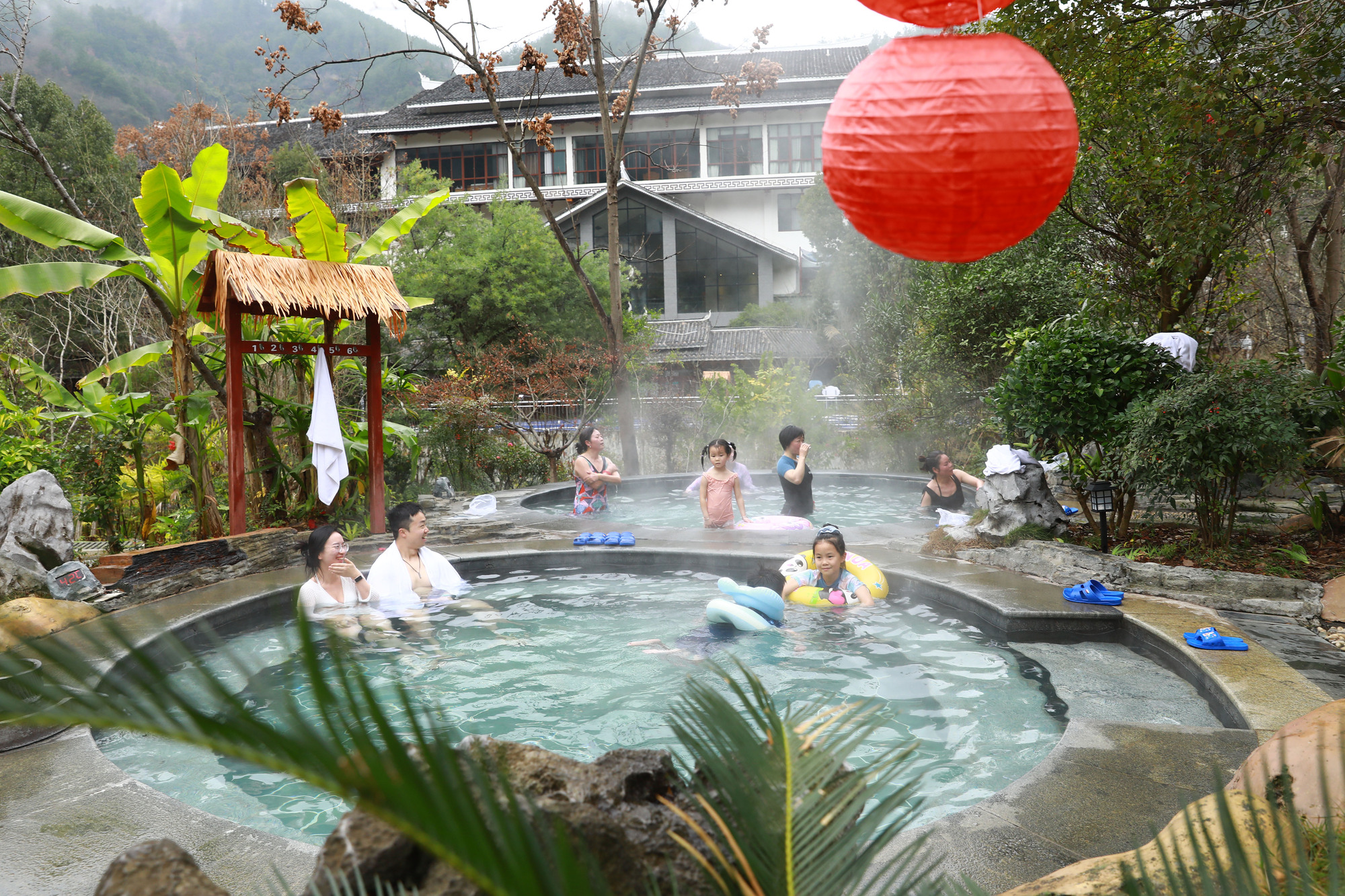 元旦“泡汤”新风尚！贵州剑河温泉游“热”力全开