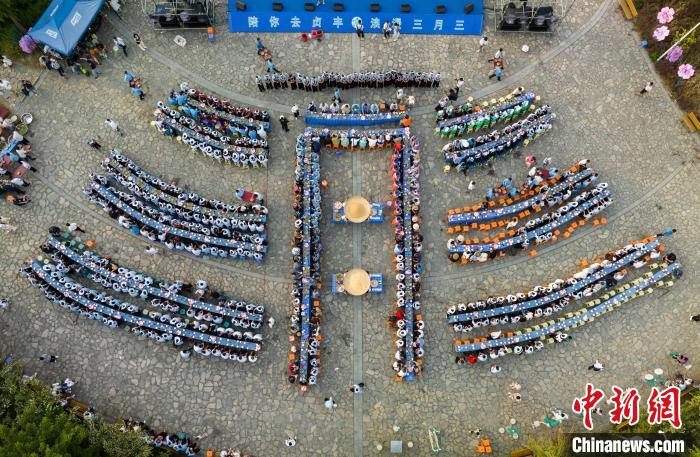 航拍布依族同胞在贞丰县必克布依文化广场举行的“三月三”长桌宴。　唐哲 摄