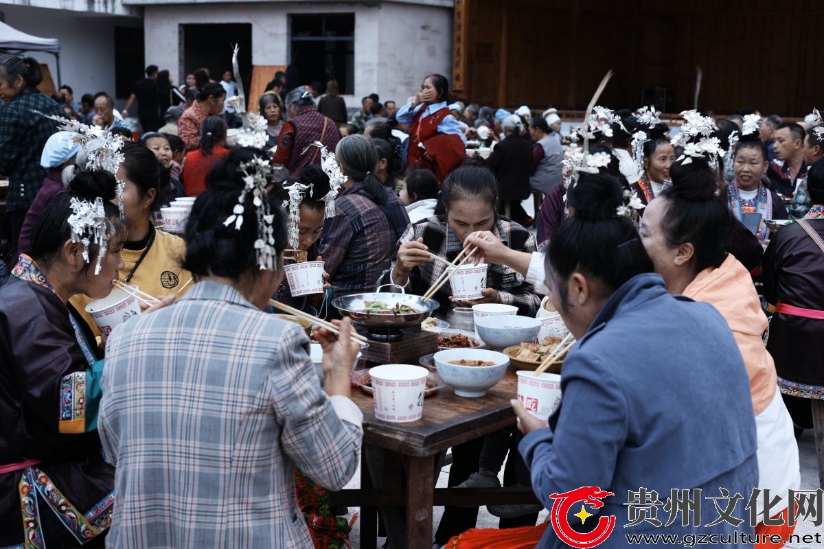 黎平县中潮镇：三个村与千名老人共度佳节