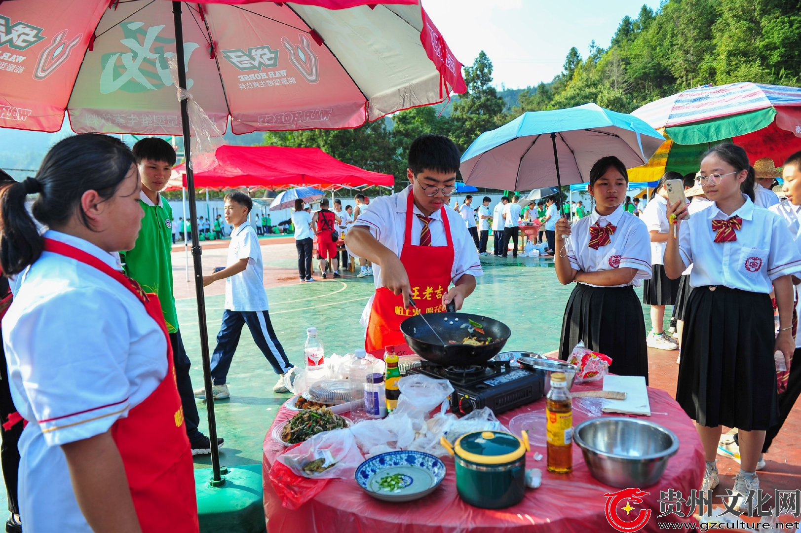 贵州从江：校园美食节 学生展厨艺
