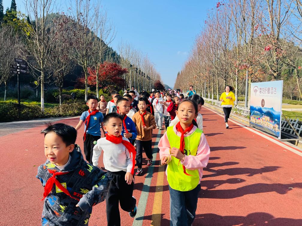贵州这所小学为何连续3年组织全校学生徒步？