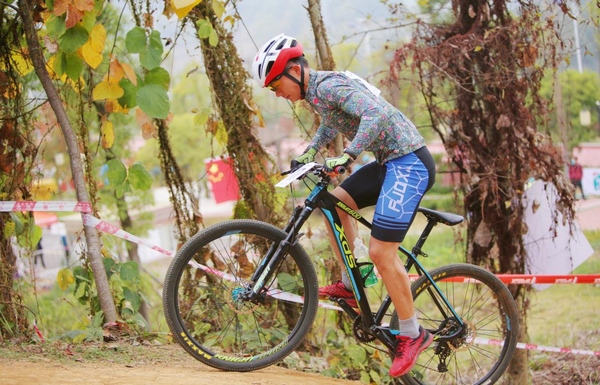 余再忠参加男子越野赛。