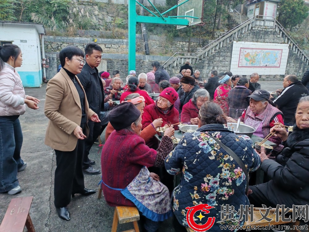 围炉话家常浓情暖桑榆  剁馅包饺子初心映银龄 ——沿河县团结街道党员教师赴白果树村开展敬老志愿服务