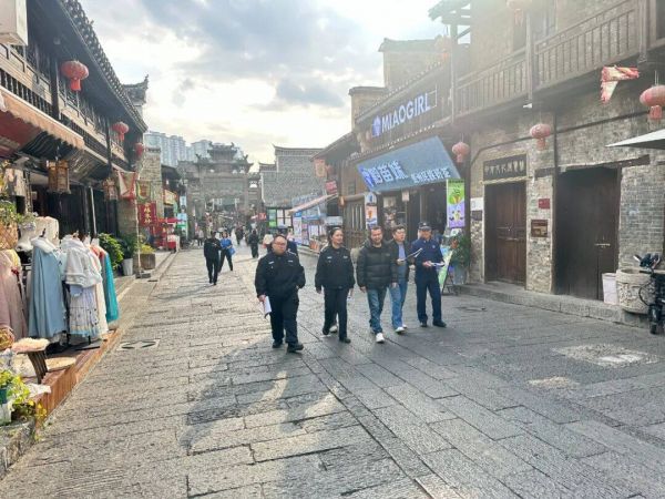 碧江：冬季防火宣传进家入铺，织密安全“防护网”