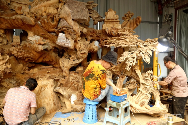 贵州黄平：情怀蕴心上 巨型木雕赶制忙