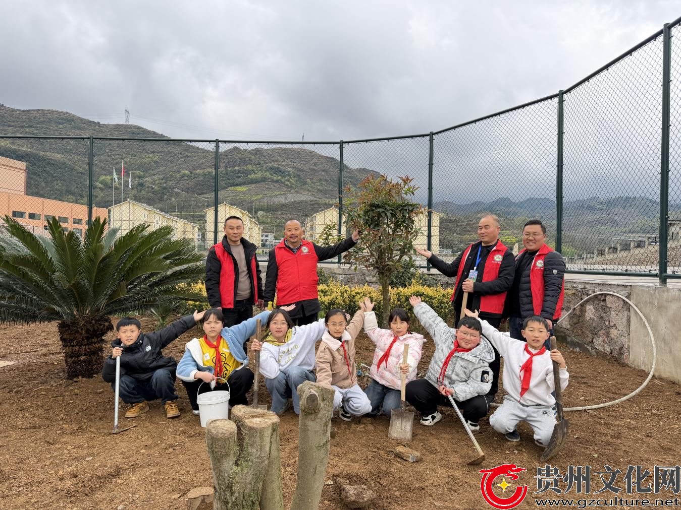厚植生态根基 巩固发展优势——关岭自治县各中小学开展植树活动