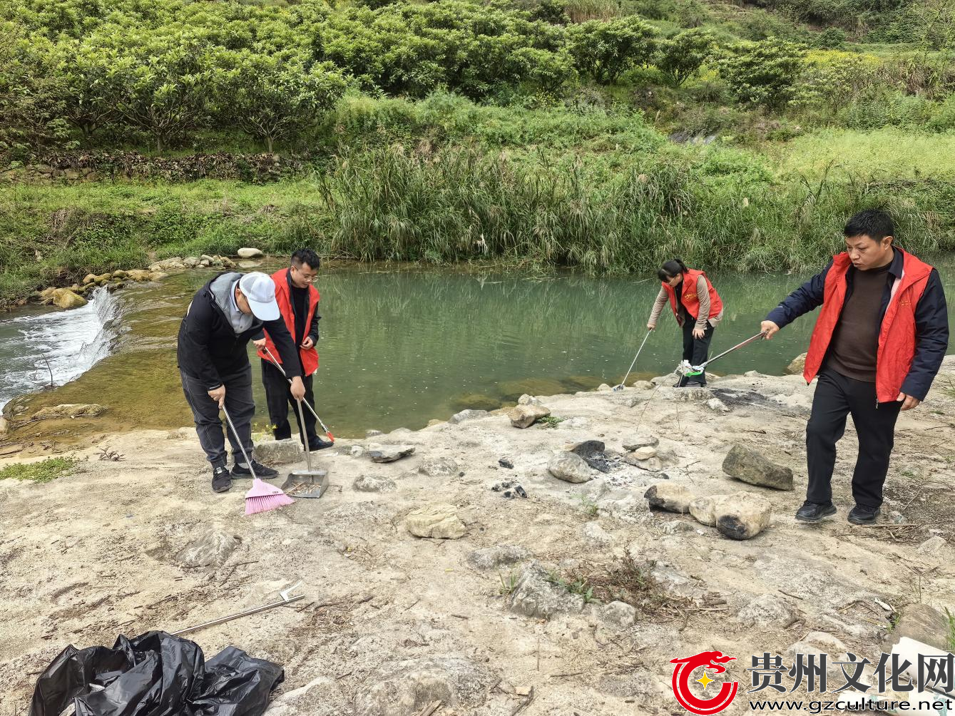 关岭自治县教育局到丙志河开展学雷锋志愿服务活动