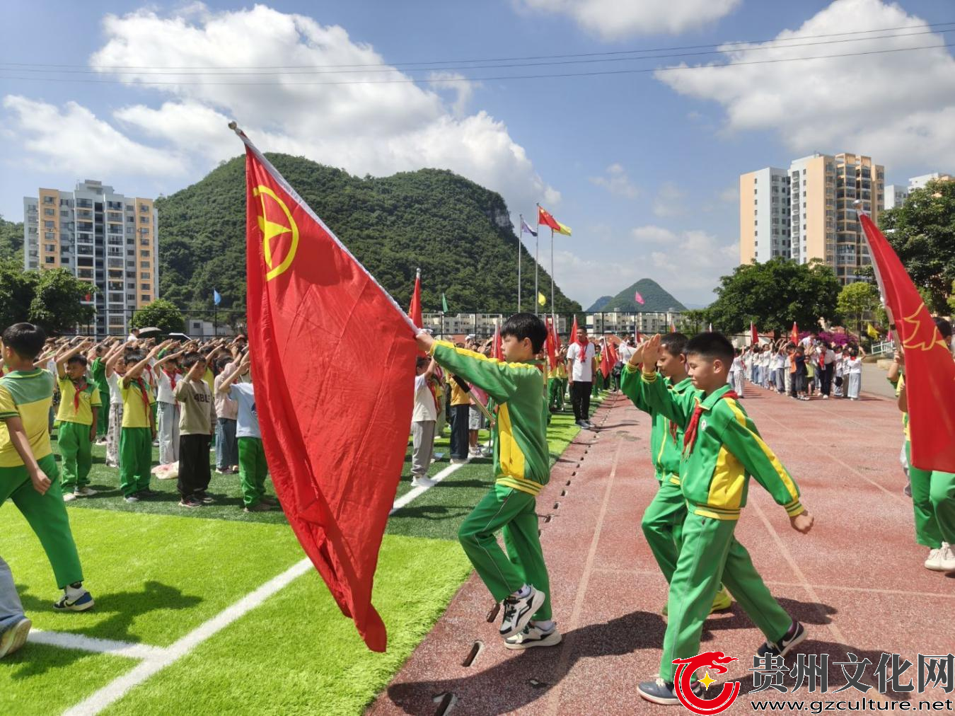 争做新时代好队员！关岭多所小学举行 少先队新队员入队仪式