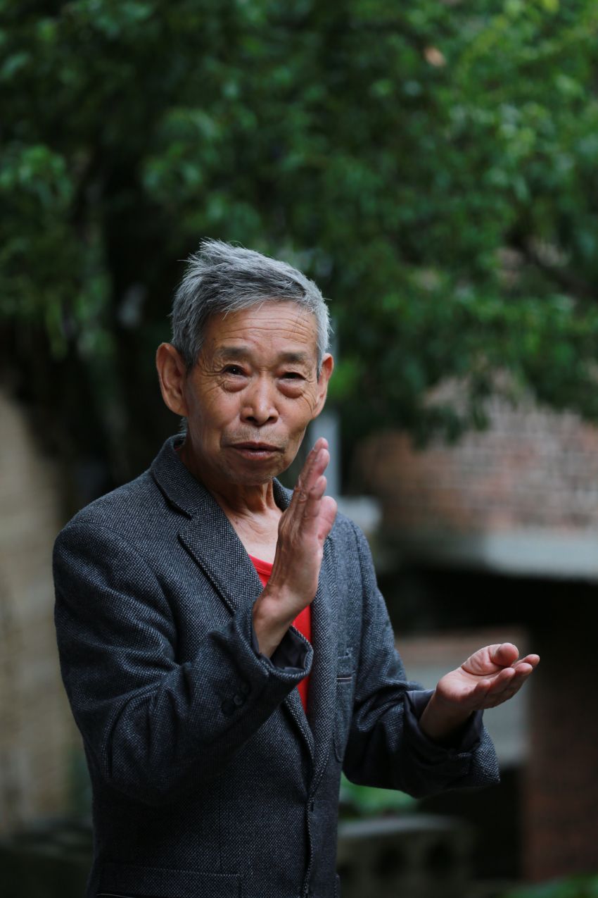 农民诗人宋安炳  本报记者  郑林华 摄