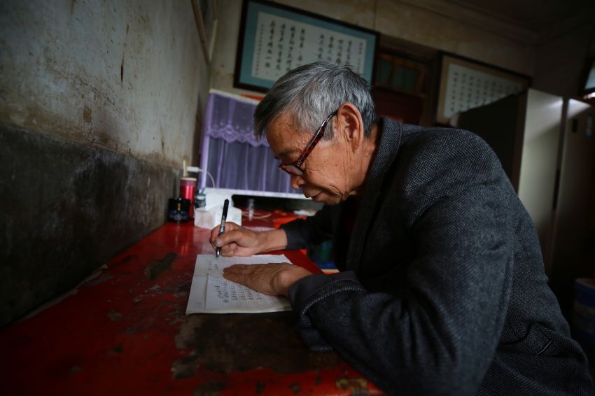 农民诗人宋安炳向在伏案创作  本报记者  郑林华 摄 (2)
