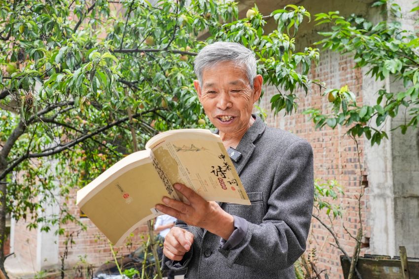 宋安炳阅读书籍 王洋摄 