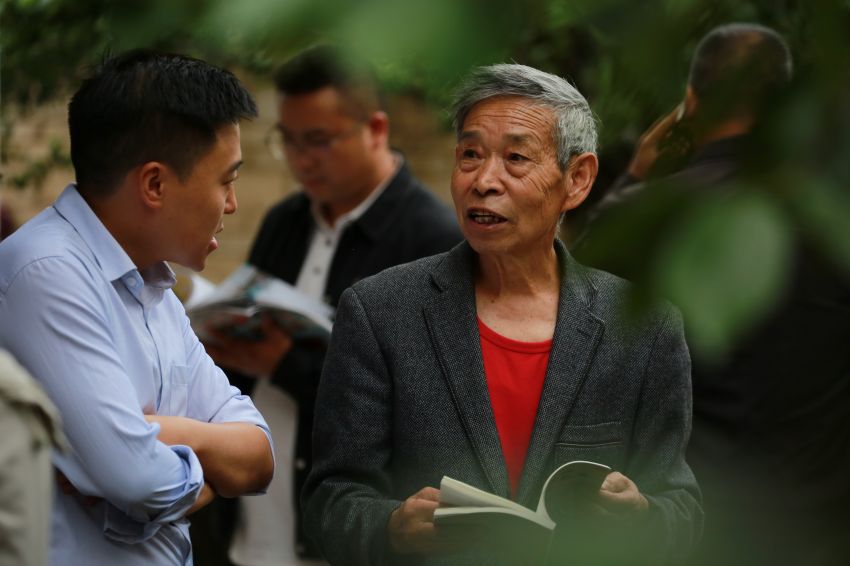 农民诗人宋安炳向大家介绍他的创作故事  本报记者  郑林华 摄 (1)