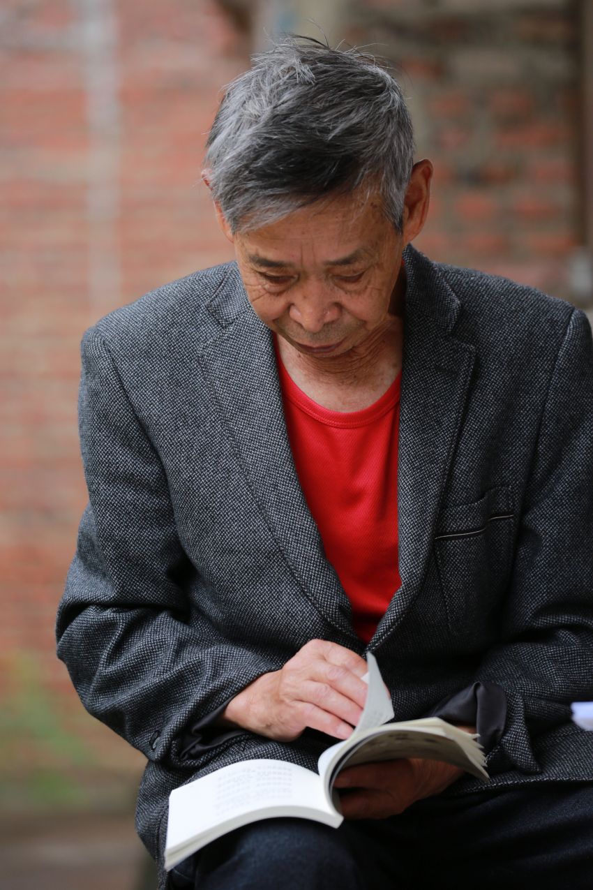 农民诗人宋安炳在翻阅书籍  本报记者  郑林华 摄