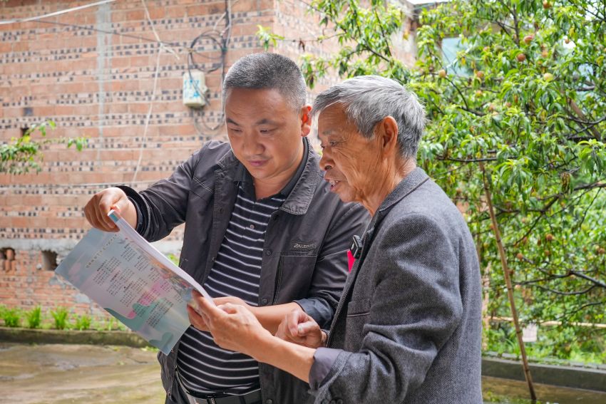 宋安炳介绍诗歌作品 王洋摄 