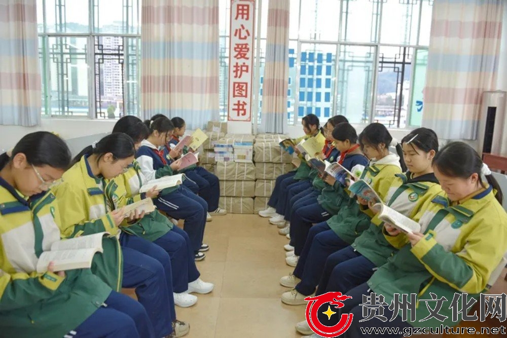 贵州省教育基金会向从江二中捐赠4338册精品图书