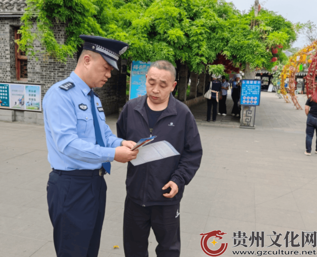 花溪公安多点宣传，护平安不止一天