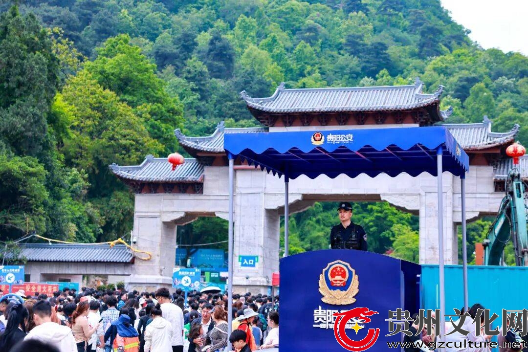 景区街区人流如织 云岩公安“警”紧相随