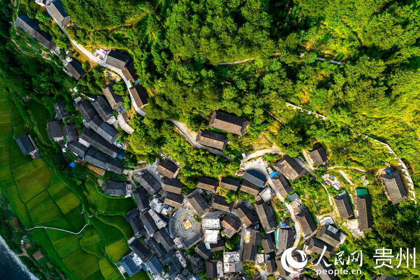 航拍季刀苗寨。人民网 涂敏摄