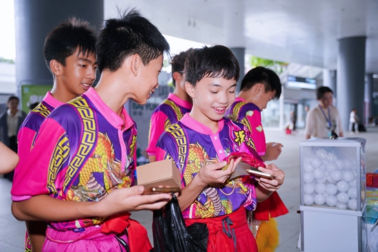 贵州罗甸赴广州白云参与“云·畅游”旅游季快闪集市活动_fororder_小朋友正在品尝罗甸火龙果