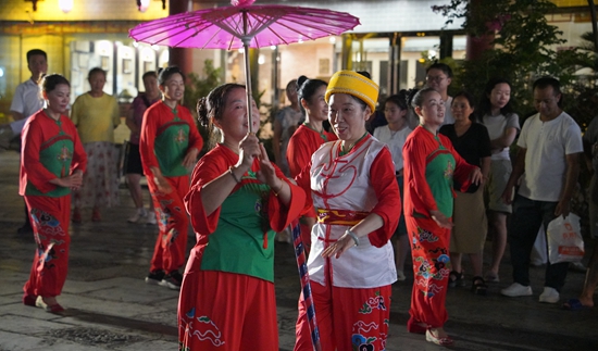 贵州镇远古城上演“白昼竞渡 夜赏千年”_fororder_RMT03716.JPG