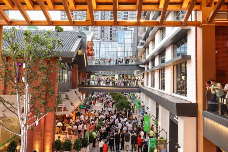 23℃的夏日清凉！<a href=//www.hp-dv.com target=_blank class=infotextkey>贵阳</a>：游客“人从众” 消费“火出圈”