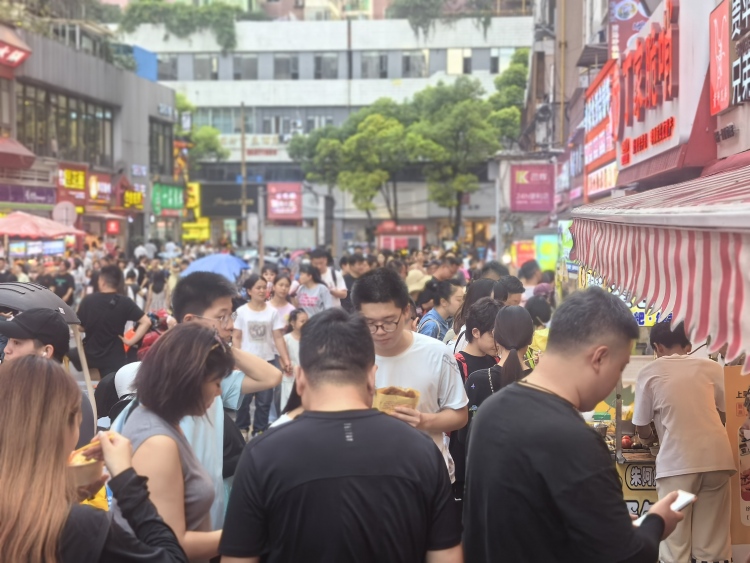 23℃的夏日清凉！<a href=//www.hp-dv.com target=_blank class=infotextkey>贵阳</a>：游客“人从众” 消费“火出圈”