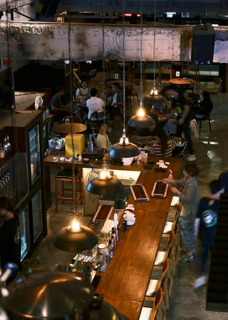 23℃的夏日清凉！<a href=//www.hp-dv.com target=_blank class=infotextkey>贵阳</a>：游客“人从众” 消费“火出圈”