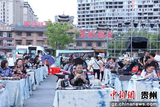 贵州荔波近百名绣娘同台竞技 传统技艺现场“圈粉”