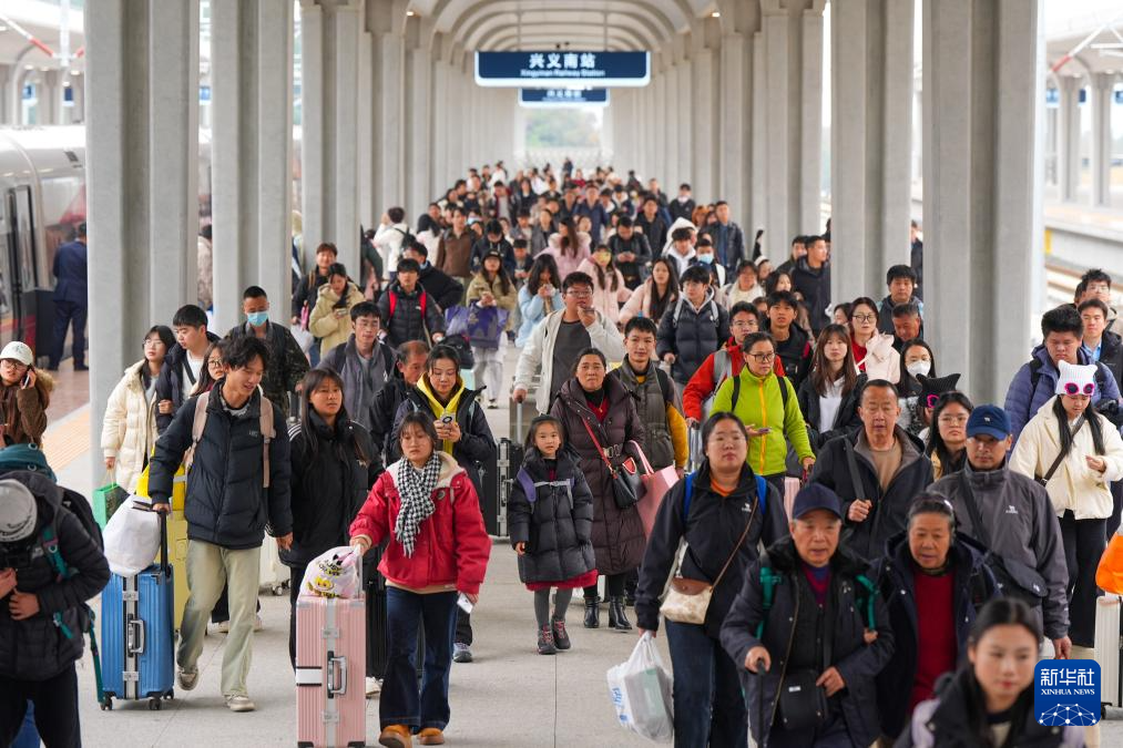 元旦假期首日出行忙