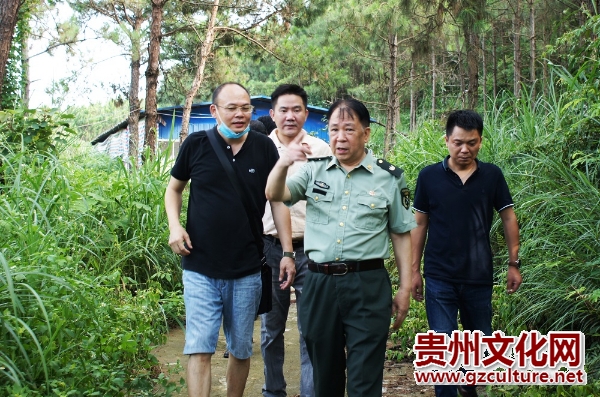 莫兆钦（右二）一行下乡进山，现场选址建设&ldquo;八桂素&rdquo;替代抗生素养殖试验基地。.JPG