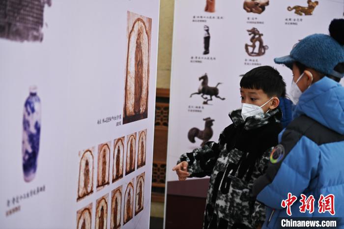 图为1月25日，甘肃省博物馆内，小朋友正在参观壁画中的生肖“兔”。　李亚龙 摄
