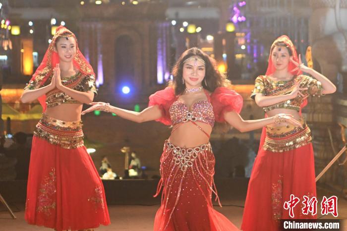 图为李艳文参演2023年“春暖花开”中印柬蒙四国迎春文艺晚会。　李嘉娴 摄