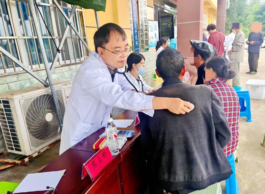 开展义诊活动