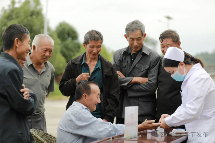 在黔西市杜鹃街道岔白社区，医务工作者为老年人义诊。（侯进勇 摄）.webp