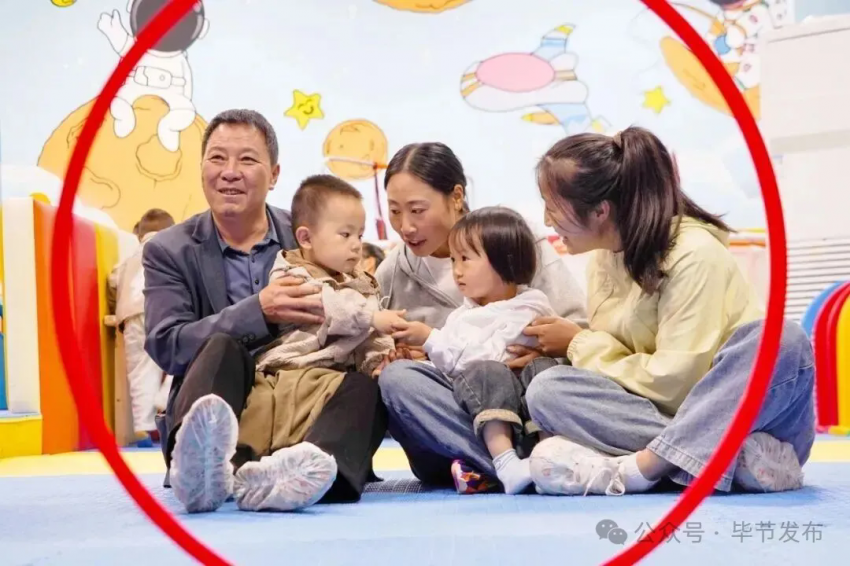 威宁自治县大街乡大街村慧育中心育婴辅导员和家长带着孩子上早教课（赵庆能 摄）.webp