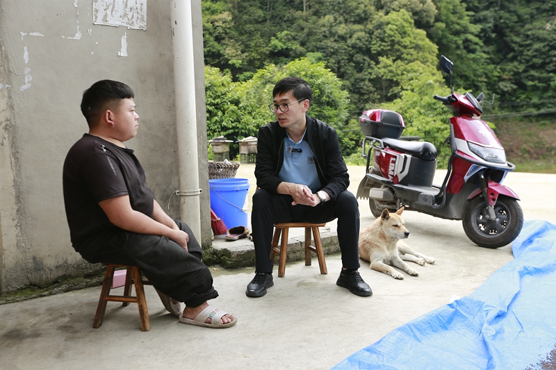 仇辉走访村民。倪少环摄