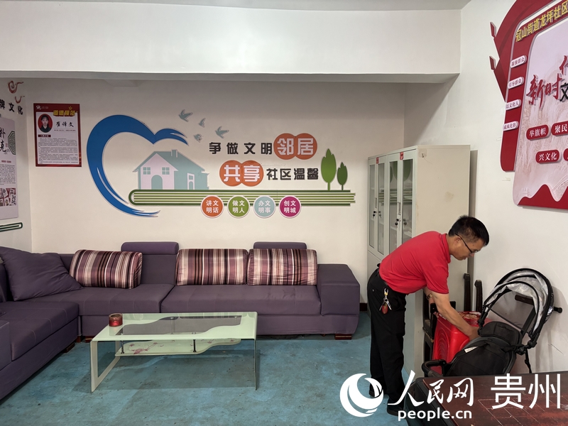 冠山街道龙坪社区水泥厂宿舍的活动室。人民网记者 高华摄