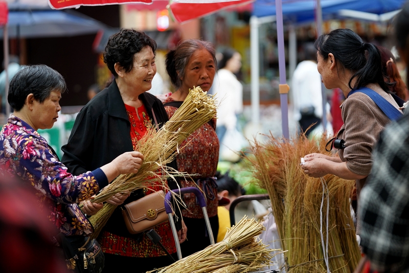 市民在农贸市场的“朝夕摊位”购买农产品。罗小春摄
