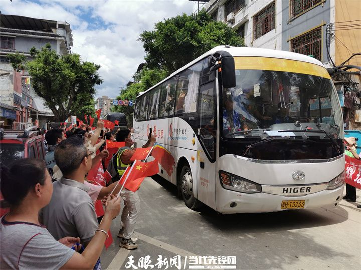 榕江上万群众夹道送别救援队伍|“恩人慢走,危难时刻感谢有你!”