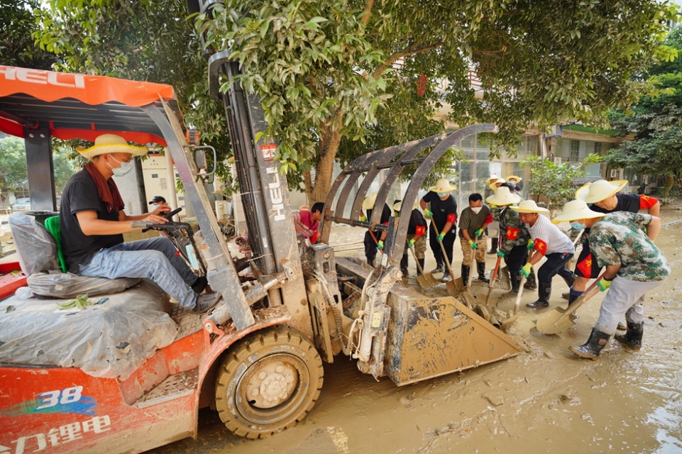 贵州丹寨:抢险救援一线上的“七一”建党节_fororder_6月30日,在贵州省榕江县城,来自丹寨县的驰援队员在清理淤泥和杂物。 (2).JPG